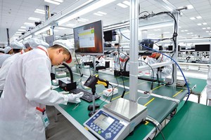 Việt Nam phải tận dụng năng lực sẵn có và phát huy nội lực, chứ không phải chỉ chú trọng và ưu đãi thu hút đầu tư nước ngoài. Trong ảnh: Sản xuất điện thoại tại Nhà máy Vsmart.