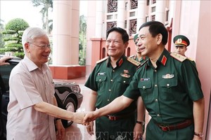 Tổng Bí thư, Chủ tịch nước Nguyễn Phú Trọng, Bí thư Quân ủy Trung ương với các đồng chí lãnh đạo Bộ Quốc phòng. Ảnh: Trí Dũng/TTXVN