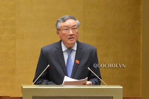 Chánh án Toà án Nhân dân tối cao Nguyễn Hoà Bình trong một phiên họp Quốc hội.