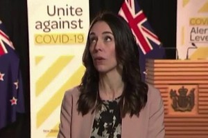 Thủ tướng New Zealand vẫn bình tĩnh trả lời phỏng vấn khi động đất