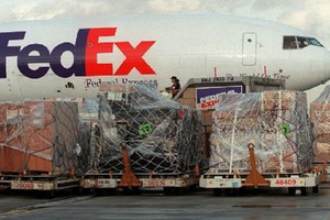 FedEx và nhiều hãng vận tải khác của Mỹ buộc phải xoay sang thu phụ phí đối với một số lô hàng vận chuyển quốc tế mùa dịch Covid-19. Ảnh: AFP