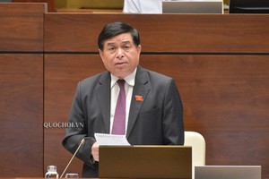 Bộ trưởng Bộ Kế hoạch và Đầu tư Nguyễn Chí Dũng giải trình ý kiến đại biểu.