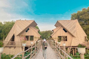 Cặp nhà trống - mái điểm nhấn hoàn hảo trên cầu tre vạn dặm