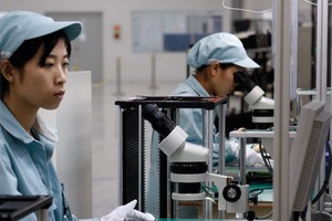 Nhiều nhà sản xuất Nhật Bản đang cân nhắc việc di dời sản xuất tới Việt Nam. Trong ảnh: Chế tạo linh kiện tại nhà máy của Fujitsu 