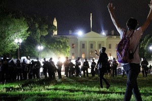 Tổng thống Mỹ Donald Trump phải xuống boong-ke ngầm trú ẩn