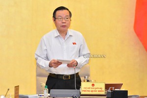 Phó chủ tịch Quốc hội điều hành phiên thảo luận.