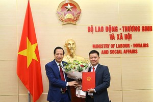 Bộ trưởng Đào Ngọc Dung trao quyết định cho đồng chí Tô Đức.