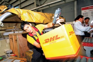DHL, một trong 30 công ty cung cấp dịch vụ logistics xuyên quốc gia đang hoạt động tại Việt Nam. Ảnh: Lê Toàn