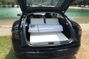 Dreamcase, bộ giường ngủ đặc biệt cho xe Tesla