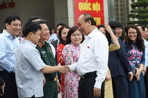 Thủ tướng Nguyễn Xuân Phúc và các vị đại biểu trước buổi họp trực tiếp đầu tiên của kỳ họp thứ 9, Quốc hội khoá XIV