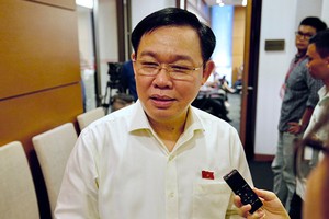 Bí thư Thành Uỷ Hà Nội Vương Đình Huệ trao đổi với báo chí bên hành lang Quốc hội.