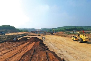Dự án đầu tư xây dựng cao tốc Cam Lộ - La Sơn, đoạn qua huyện Cam Lộ. Ảnh: Trí Đức