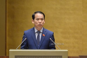 Chủ nhiệm Uỷ ban Pháp luật Hoàng Thanh Tùng trình bày báo cáo tiếp thu, giải trình trước khi đại biểu bấm nút.