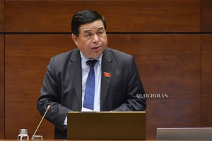 Bộ trưởng Bộ Kế hoạch và Đầu tư Nguyễn Chí Dũng phát biểu tại phiên họp chiều 15/6 của Quốc hội. 