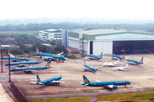 Máy bay của Vietnam Airlines đỗ tại nhà ga của sân bay quốc tế Nội Bài. Ảnh: Đức Thanh