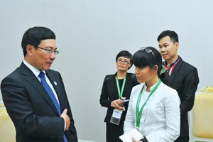 Thục Minh (áo trắng) phỏng vấn Bộ trưởng Bộ Ngoại giao Phạm Bình Minh bên lề Hội nghị Cấp cao ASEAN thứ 21 tại Phom Penh (Campuchia) năm 2012.