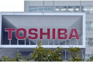 Toshiba đang đối mặt áp lực cải tổ kể từ khi hãng này bán 600 triệu yên (tương đương 5,6 tỷ USD) cổ phiếu cho hàng chục quỹ phòng hộ nước ngoài vài năm trước.