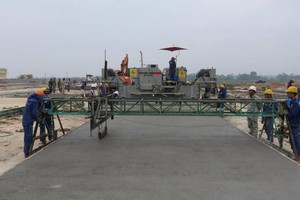 CIENCO4 thi công sân bay Thọ Xuân bằng máy rải chuyên dụng SF2700