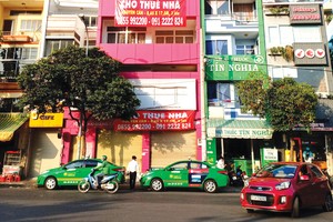 Trên nhiều tuyến phố xuất hiện khá phổ biển biển rao bán, cho thuê nhà mặt tiền. Ảnh: Trọng Tín