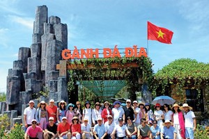 Du khách khám phá gành Đá Đĩa (Phú Yên). Ảnh: Hồ Hạ