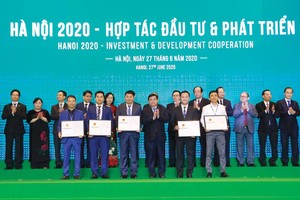 Bộ trưởng Bộ Kế hoạch và Đầu tư Nguyễn Chí Dũng trao quyết định chủ trương đầu tư cho các doanh nghiệp tại Hội nghị “Hà Nội 2020 - Hợp tác đầu tư và phát triển”