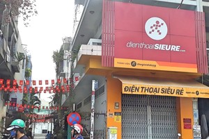 Cửa hàng điện thoại siêu rẻ trên đường Nguyễn Oanh, quận Gò Vấp chưa mở cửa vào sáng sớm thời điểm tháng 03/2020 (Ảnh: Hồng Phúc).