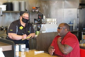 Đã xảy ra nhiều vụ thực khách Mỹ tấn công nhân viên nhà hàng khi được yêu cầu đeo khẩu trang. Ảnh: AP.