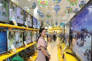 Thị trường bán lẻ Việt Nam dự báo tiếp tục tăng trưởng và chạm ngưỡng 180 tỷ USD vào năm 2020. Trong ảnh: Chuỗi cửa hàng của Thế giới Di động. Ảnh: Lê Toàn