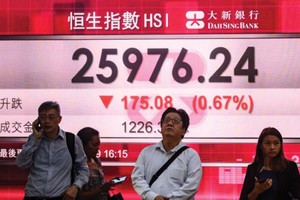 Thị trường chứng khoán Hồng Kông hầu như không bị tác động tiêu cực bởi luật an ninh mới. Ảnh: AFP