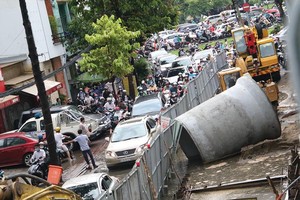 Đoàn xe ách tắc kéo dài vì ngập lụt tại TP.HCM. Ảnh: Lê Toàn