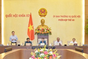 Phó chủ tịch Quốc hội Phùng Quốc Hiển điều hành phiên thảo luận.