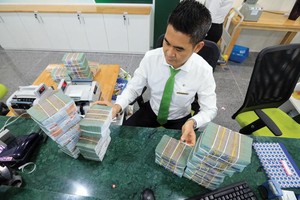 Việt Nam hiện nay có thể giảm thêm lãi suất, đẩy mạnh tín dụng để hỗ trợ tăng trưởng. Ảnh: Đ.T