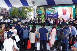 Đông đảo khách hàng quan tâm tìm hiểu dự án Aqua City