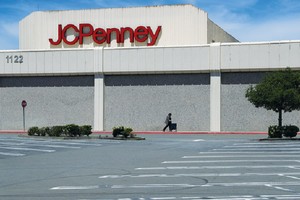 Đóng cửa vĩnh viễn 152 cửa hàng, sa thải 1.000 nhân viên do dịch Covid-19, nhưng J.C. Penney vẫn duyệt chi thưởng gần 10 triệu USD cho các giám đốc cấp cao, trong đó có CEO Jill Soltau. Ảnh: AFP