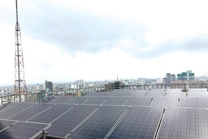 Điện mặt trời mái nhà vẫn vướng nhiều thủ tục khi triển khai.