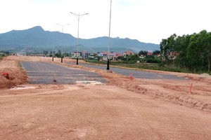 Dự án Hệ thống đường từ cầu Nhật Lệ 2 đến Đường Hồ Chí Minh nhánh Đông vẫn đang vướng giải phòng mặt bằng một số đoạn.