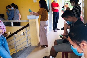 Người dân trở về từ vùng dịch được cơ quan chức năng tổ chức lấy mẫu xét nghiệm nhanh. Ảnh:Vi Thảo