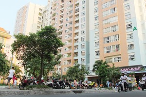 Nhà giá rẻ, bàn mãi không ra