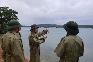 Lãnh đạo huyện Cô Tô chỉ đạo công tác phòng chống bão trong ngày 1/8. Ảnh: CTV.