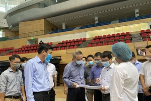 Bí thư Thành ủy Đà Nẵng cùng với cơ quan chức năng kiểm tra, đôn đốc việc hoàn tất bệnh viện dã chiến quy mô 700 giường tại Cung thể thao Tiên Sơn