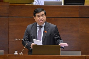 Bộ trưởng Bộ Kế hoạch và Đầu tư Nguyễn Chí Dũng trong một phiên họp toàn thể của Quốc hội.