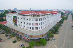 Khách sạn Đông Á (DAH): Cổ phiếu tăng mạnh, vợ chồng Chủ tịch HĐQT lần lượt thoái vốn