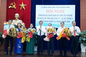 Bí thư Tỉnh ủy Quảng Nam Phan Việt Cường và Phó Chủ tịch Thường trực UBND tỉnh Huỳnh Khánh Toàn chúc mừng các cán bộ vừa được bổ nhiệm. Ảnh: baoquangnam.vn