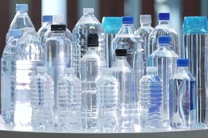 Sản phẩm Polyethylene Terephthalate, được gọi là PET, PETE hoặc PETP hoặc PET-P (là loại nhựa polyme nhiệt dẻo phổ biến nhất của polyeste và được sử dụng trong sợi may quần áo, hộp đựng chất lỏng và thực phẩm, khuôn đúc nhựa và kết hợp với sợi thủy tinh sản xuất nhựa kỹ thuật)