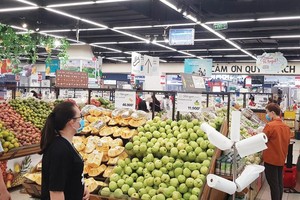 Làn sóng Covid-19 thứ hai có thể “đe dọa” tiến trình phục hồi của nền kinh tế Việt Nam. Ảnh: Đức Thanh