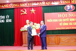 Ông Phạm Minh Chính - Trưởng Ban Tổ chức Trung ương trao quyết định, tặng hoa cho tân Bí thư Tỉnh ủy Quảng Bình Vũ Đại Thắng (trái)