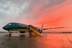 Một máy bay A350 của Vietnam Airlines tiến hành khử khuẩn phòng chống dịch Covid - 19 tại Cảng hàng không quốc tế Nội Bài.