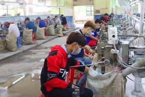 Công nhân sản xuất cúc áo được xuất khẩu đến EU, Mỹ, Nhật Bản,...tại Công Ty TNHH Nút Áo Tôn Văn, tỉnh Bình Dương (Ảnh minh hoạ: Lê Toàn).