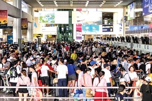 Covid-19 quay trở lại khiến các sân bay không còn cảnh tấp nập, Việt Nam lại bước vào một “cuộc chiến” mới để đẩy lùi dịch bệnh.