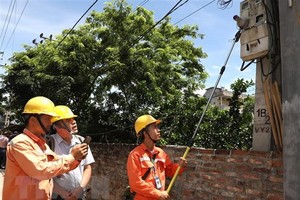 Kiểm tra quy trình ghi chỉ số côngtơ tại Công ty Điện lực Mê Linh. (Ảnh: Ngọc Hà/TTXVN)